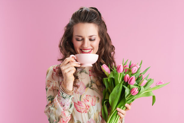 快乐时髦的女人在粉红色的花裙子图片下载