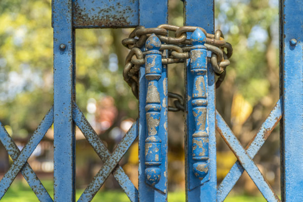 铁蓝色门带链条锁，背景抽象图片下载
