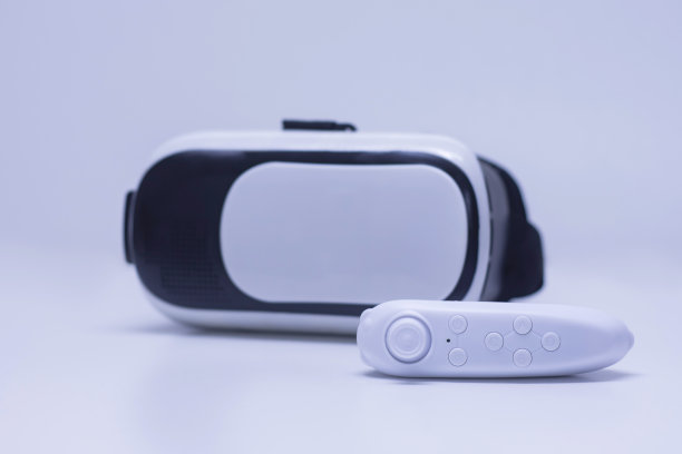 在眼镜的背景下远程控制虚拟现实和360度视频。图片下载