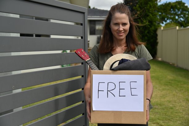 赠送家庭私人物品的妇女图片下载