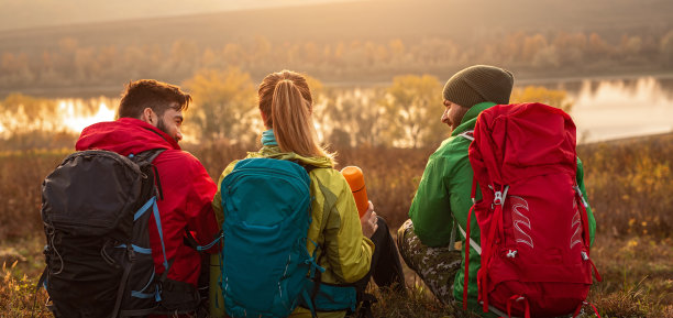 背包旅行的朋友在大自然中休息图片下载
