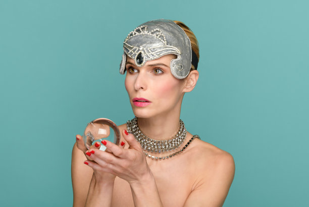 优雅的女人与玻璃球图片下载