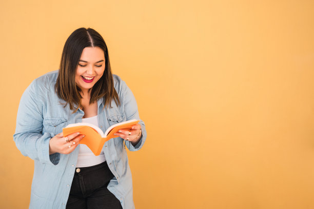 年轻的胖女人在看书。图片下载