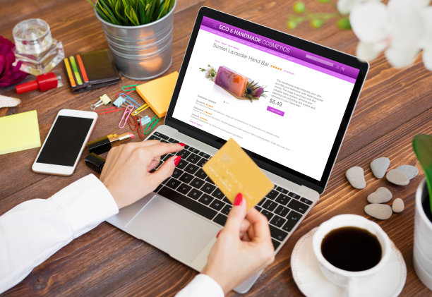 女人在网上买天然手工肥皂图片下载