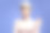 肖像的快乐美丽的女人，穿着毛衣和帽子，微笑而摆姿势在工作室在紫色的背景图片下载