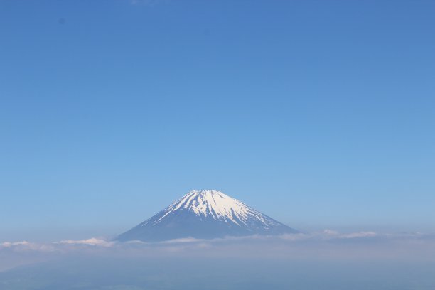 富士山——云中有雪，天空湛蓝。日本。图片下载