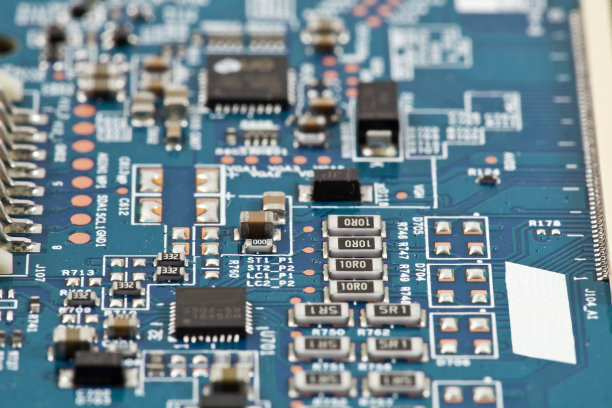 带有元件和芯片处理器的电子板图片下载