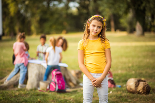 一大群孩子在大自然中。女学生的肖像。焦点放在前景。图片下载