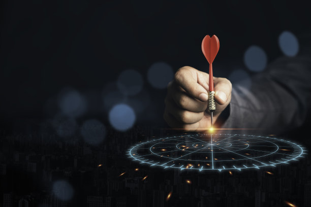 商人投掷红色的飞镖虚拟目标飞镖板。为企业投资概念设定目标和目标。图片下载