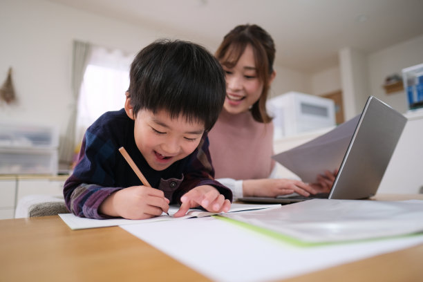 工作的母亲和学习的孩子图片下载