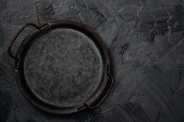 灰色背景上的空金属托盘。空间的文本。图片下载
