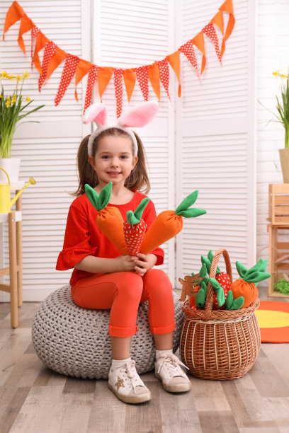 可爱的小女孩兔子耳朵和玩具胡萝卜在复活节照片区图片下载