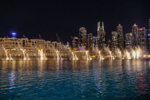 夜晚的哈利法塔公园图片下载