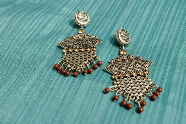 面包屑耳环与东方设计图片下载