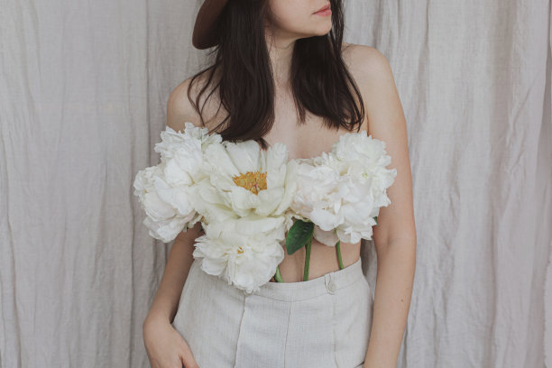 穿着白色牡丹花的时尚性感女人。绽放身体积极自我关爱。香气图片下载