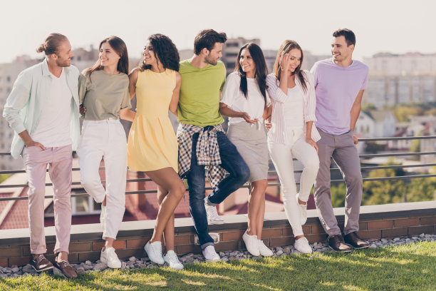 照片肖像的朋友说话，花时间在聚会上一起在城市的户外大笑交流图片下载