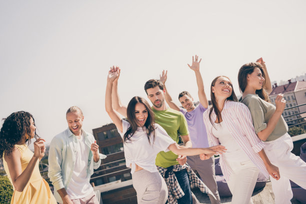 年轻学生的照片肖像在夏天的舞会聚会，跳舞，大笑，花时间在一起图片下载