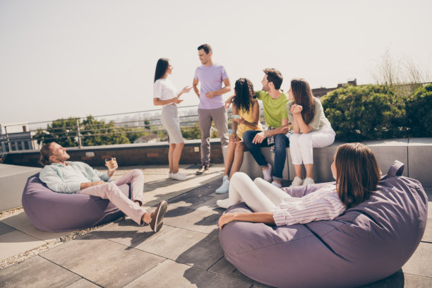 愉快，愉快，积极，有吸引力的好心情的照片组，人们放松在扶手椅上与朋友聊天，在户外屋顶上chill图片下载