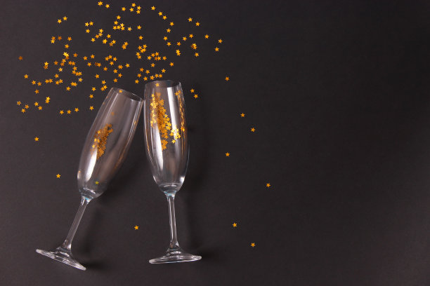 眼镜和五彩纸屑在一个彩色的背景俯视图。图片下载