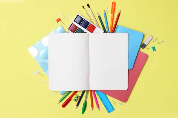 办公用品彩色背景特写。返校理念图片下载