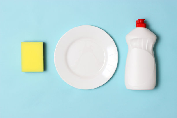 彩色背景上的洗碗液特写图片下载