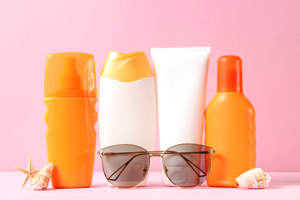 彩色背景上的防晒霜。保护皮肤图片下载