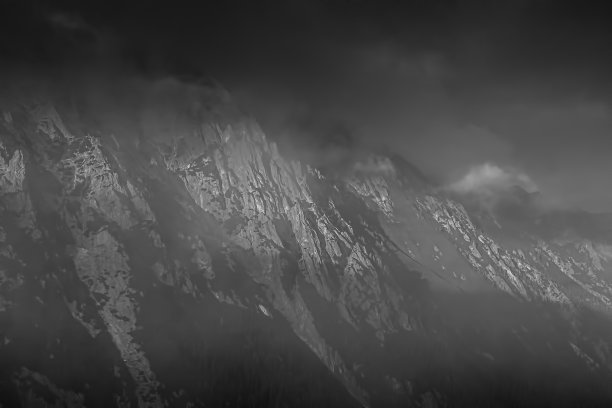 阴天傍晚的黑暗山景图片下载