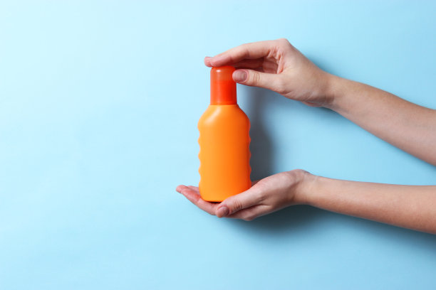 彩色背景特写上的防晒霜。皮肤的防晒，图片下载