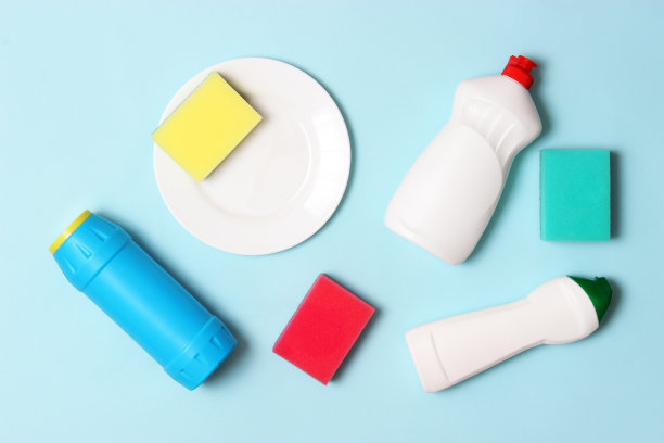 彩色背景上的洗碗液特写图片下载