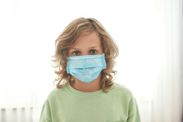 一个男孩戴着面具自我隔离的照片裁剪图片下载