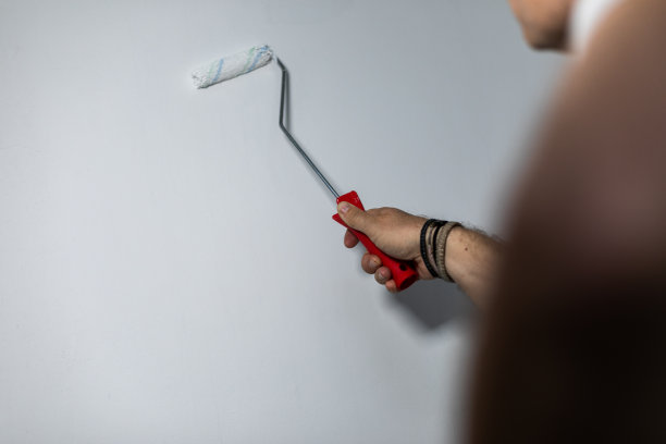 男人刷墙，白漆弄脏，家里装修图片下载