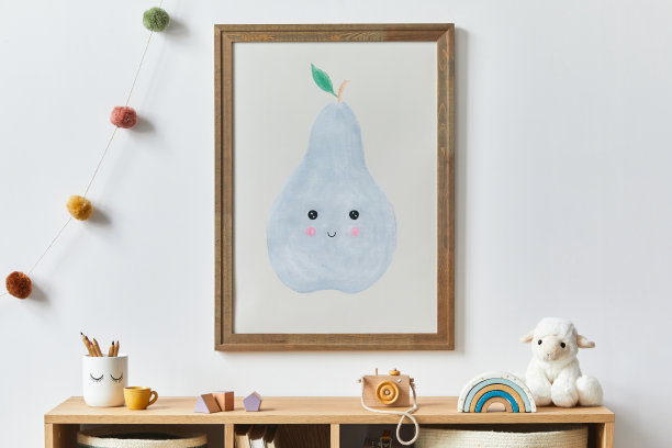 时尚的斯堪的纳维亚新生儿房间与棕色木制模拟海报框架，玩具，毛绒动物和儿童配件。舒适的装饰，白色的墙上挂着棉花旗。模板。图片下载