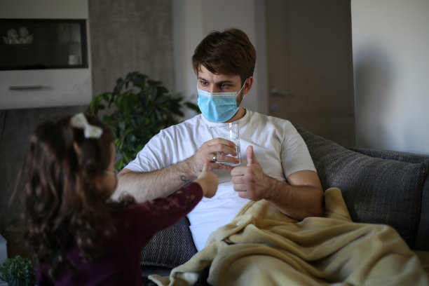 女儿照顾生病的父亲。库存图片图片下载