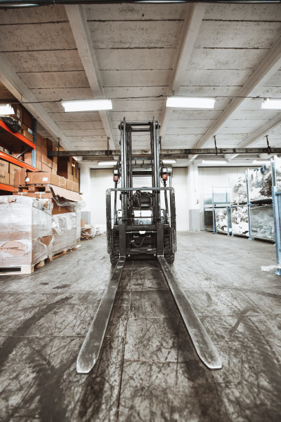 叉车停放在纺织厂仓库图片下载