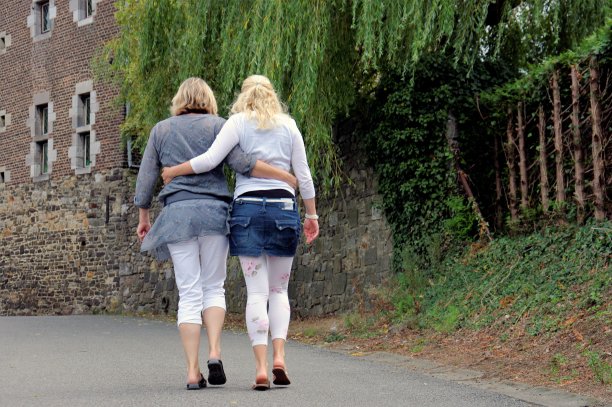 母亲和女儿图片下载