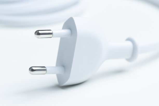 白色背景下的白色电源插头图片下载