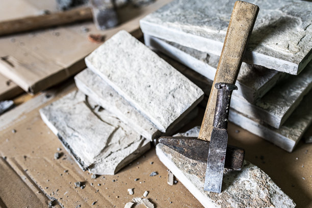 用锤子和凿子凿碎瓷砖图片下载