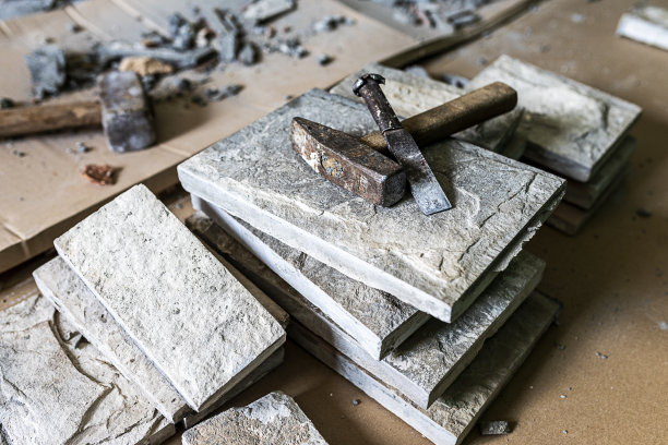 用锤子和凿子凿碎瓷砖图片下载