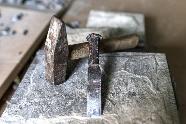 用锤子和凿子凿碎瓷砖图片下载