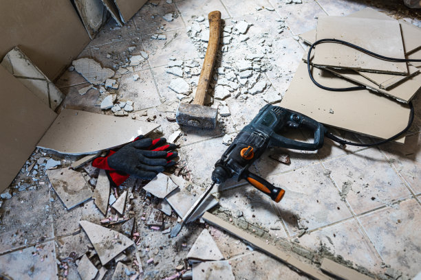 破损瓷砖上的保护性工作工具图片下载