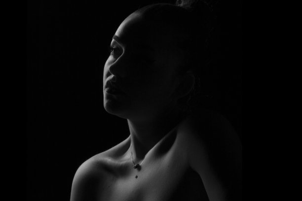 一个年轻女子的肖像图片下载