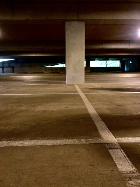 空荡荡的停车场图片下载