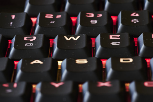 在黑暗中发光的电脑键盘的一部分。图片下载