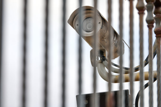 IP闭路电视监控摄像头和铁栅栏，城市城市景观图片下载