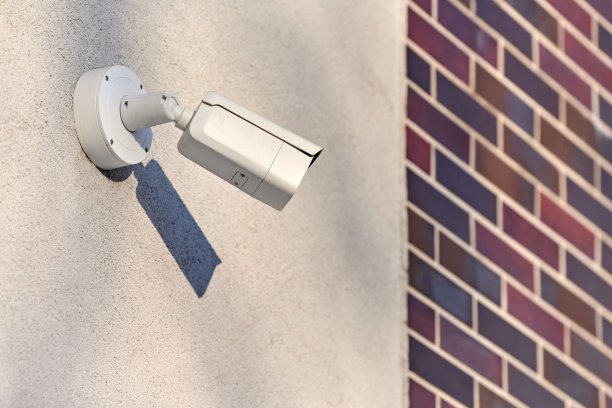 水泥墙上的IP闭路电视监控摄像头，城市城市景观图片下载