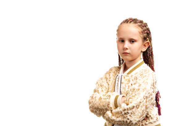 可爱时尚的小女孩摆姿势在白色的背景。图片下载