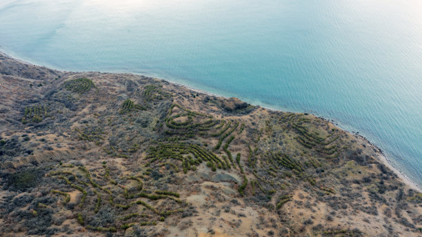 克里米亚半岛海岸，落基山脉，海上度假胜地鸟瞰图，绿松石海和海岸鸟瞰图图片下载