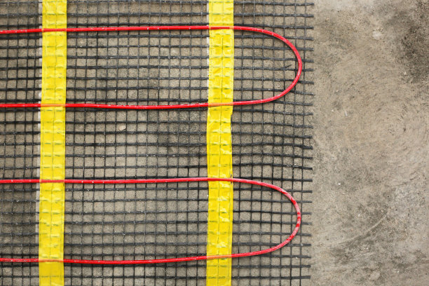 采用传导辐射和对流方式安装地板采暖以达到热舒适。关闭水系统的全部室内加热。个人加热。图片下载