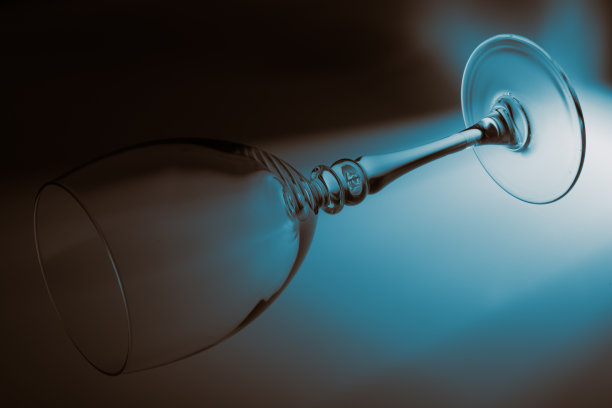 蓝绿色和橙色的概念艺术与一个葡萄酒杯在一个工作室图片下载