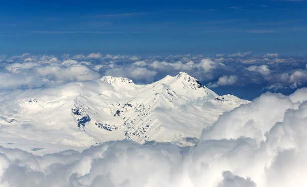 透过云雾看山峰。美妙的自然景观。用于背景，背景或设计元素的自然概念图片下载